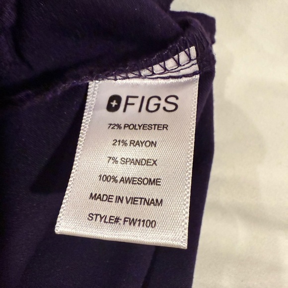 Figs V-Neck Set - Picture 5 of 9